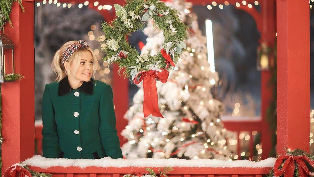 キャンディス・キャメロン・ブレさんのインスタグラム写真 - (キャンディス・キャメロン・ブレInstagram)「Your favorite time of year is here 🙌🏼😉🎄❤️✨ @hallmarkchannel’s 7 Night Thanksgiving Movie Event starts TONIGHT at 8pm/7c with all new Hallmark Christmas movies ALL. WEEK. LONG. Who will you be watching with?? #hallmarkchristmasmovies #hallmarkchannel #hallmarkchristmas」11月24日 2時16分 - candacecbure