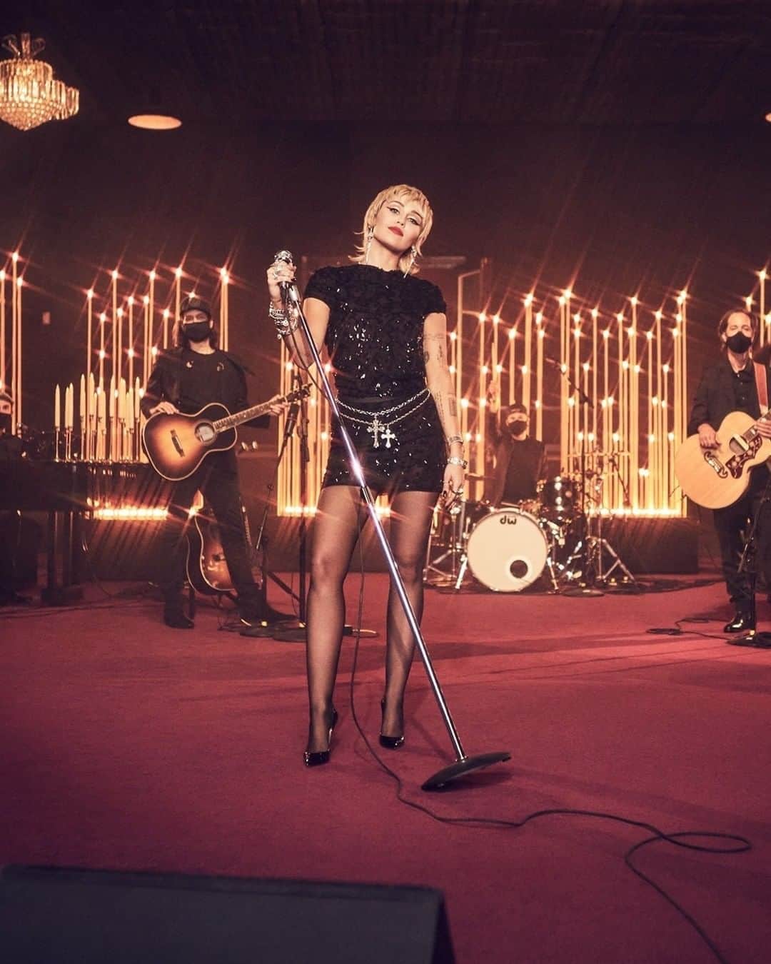 BBC Radioさんのインスタグラム写真 - (BBC RadioInstagram)「Happy Birthday to Live Lounge Queen @mileycyrus 👑❤️  What's your favourite Miley Live Lounge performance?」11月24日 2時22分 - bbcradio1