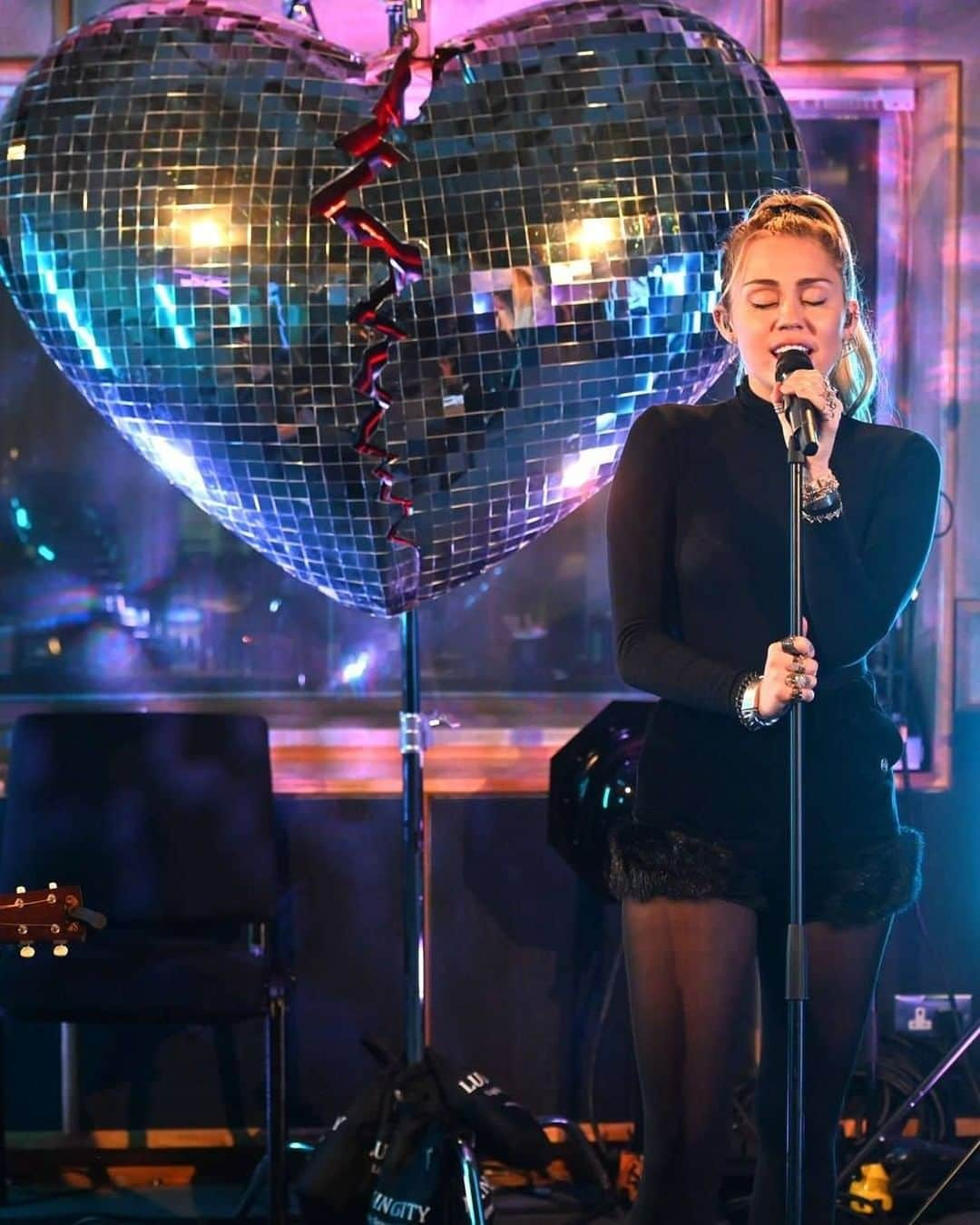 BBC Radioさんのインスタグラム写真 - (BBC RadioInstagram)「Happy Birthday to Live Lounge Queen @mileycyrus 👑❤️  What's your favourite Miley Live Lounge performance?」11月24日 2時22分 - bbcradio1