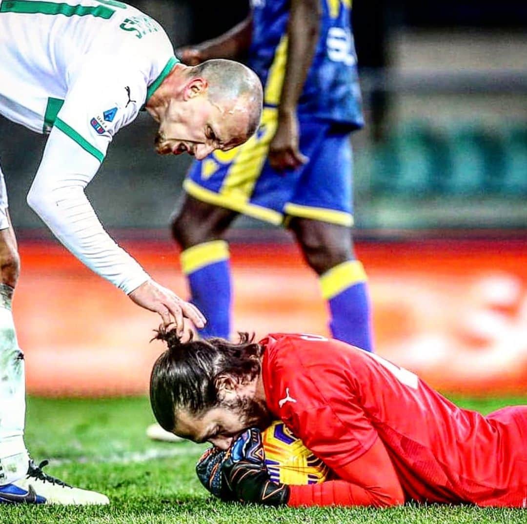 アンドレア・コンシーリさんのインスタグラム写真 - (アンドレア・コンシーリInstagram)「3 CLEAN SHEET 3 PUNTI Orgoglioso di NOI!!! ⚫️🟢 #forzasasol」11月24日 2時26分 - andreaconsigli47