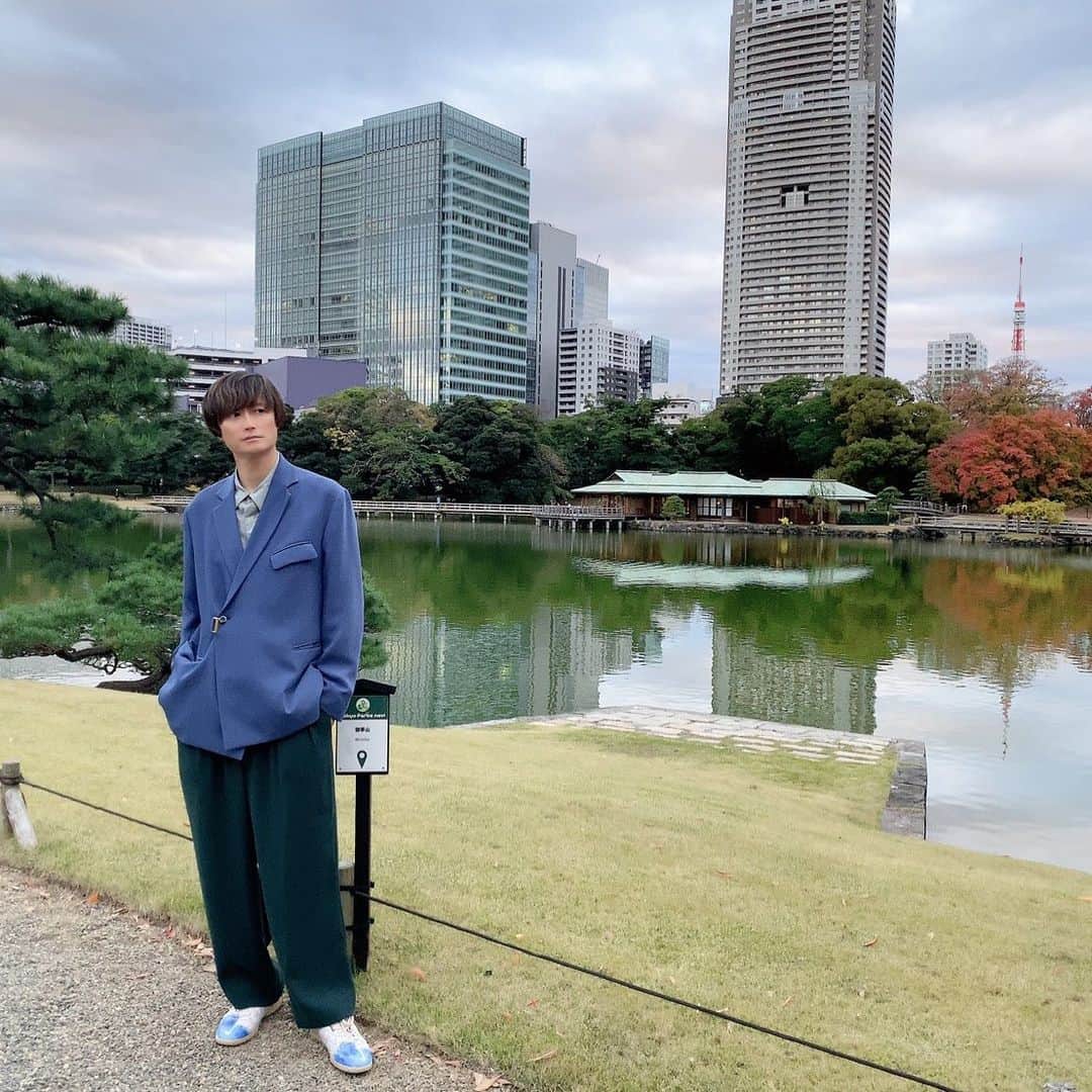 のインスタグラム：「休日の昼下がりの庭園散歩😌 スニーカー以外はドメスのブランド #プルームテック﻿ #グルメ﻿﻿ #銀座グルメ﻿﻿ #西麻布グルメ﻿﻿ #東京グルメ﻿﻿ #草間弥生﻿﻿ #シャンパン﻿﻿ #六本木グルメ﻿﻿ #tokyo﻿﻿ #food﻿﻿ #東京カレンダー﻿﻿ #ぴえん﻿﻿ #ぱおん﻿﻿ #東京フード﻿﻿ #銀座クラブ﻿﻿ #グランシェクル﻿﻿ #ローランペリエ﻿﻿ #美容﻿﻿ #アンチエイジング﻿﻿ #ヴーヴクリコ﻿﻿ #銀座フレンチ﻿﻿ #青山フレンチ﻿﻿ #広尾フレンチ﻿﻿ #恵比寿﻿﻿ #和牛﻿﻿ #ホスト﻿﻿ #歌舞伎町ホスト﻿﻿」