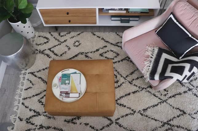 HGTVさんのインスタグラム写真 - (HGTVInstagram)「Take a spin around Karen Kavett's crafty LA apartment. 😍 @karenkavett is one of @hgtvhandmade's original contributors, and you can tell: her pad bursts with savvy DIY decor and dazzling design choices. 🤩 After Karen’s roommate moved out of their two-bedroom apartment, she crafted her way to her ultimate dream space. 👏 Check out Karen's profile for links to her DIY + puzzle YouTube channels and see more of her space at the link in our bio. 🔝 🧩⁠⠀ ⁠⠀ #design #interiordesign #hometour #karenkavettDIY #losangeles #DIYdecor #LAapt」11月24日 2時30分 - hgtv