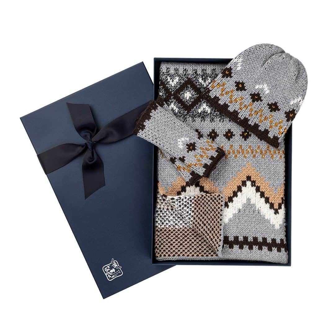 Johnstonsさんのインスタグラム写真 - (JohnstonsInstagram)「Softest cashmere marries sumptuous silk in our luxe birdseye jacquard cashmere fair Isle gift set. Boucle yarn and sparkling paillettes give a 3D texture, in a choice of neutral multi-coloured or bright multi-coloured pattern.」11月24日 2時31分 - johnstonsofelgin