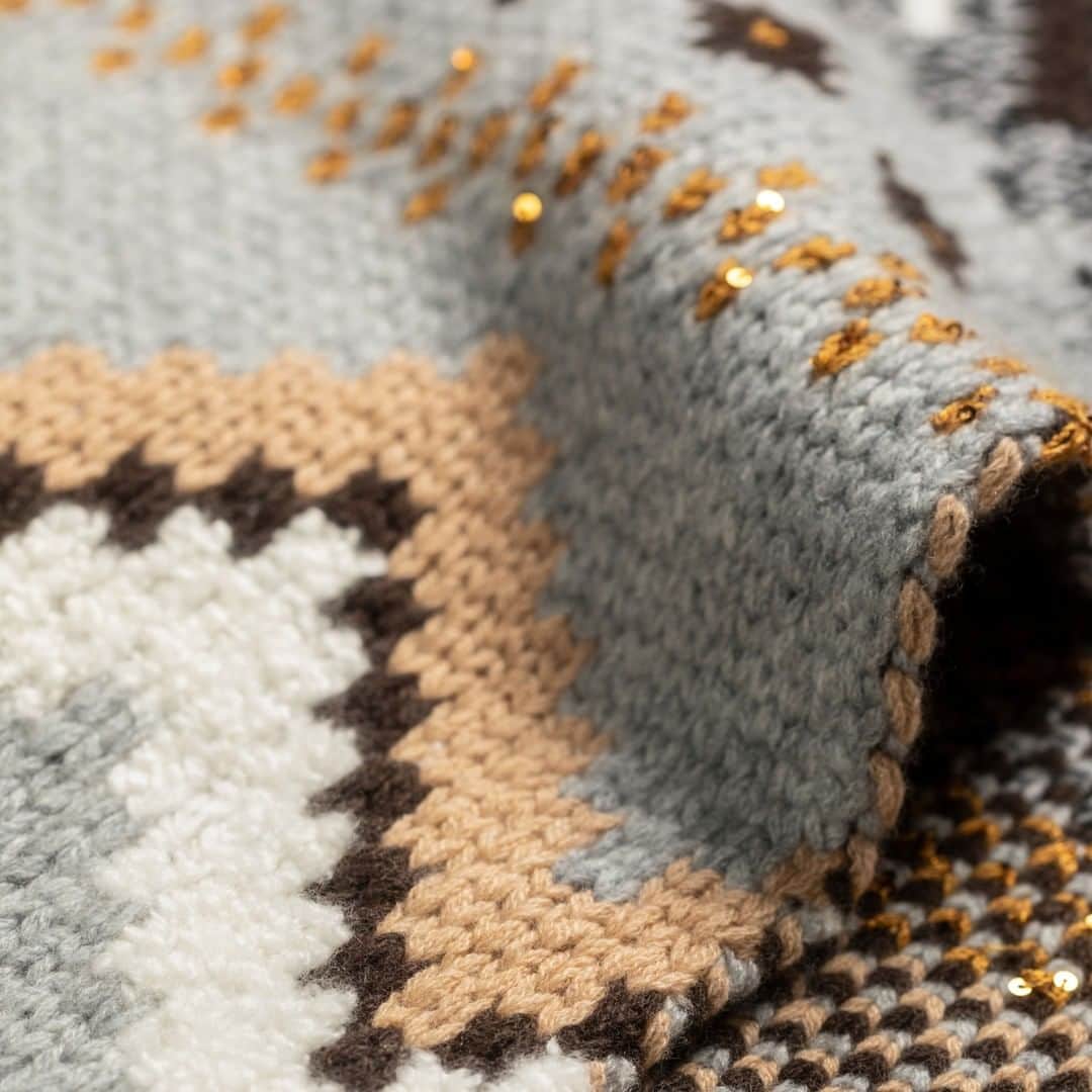 Johnstonsさんのインスタグラム写真 - (JohnstonsInstagram)「Softest cashmere marries sumptuous silk in our luxe birdseye jacquard cashmere fair Isle gift set. Boucle yarn and sparkling paillettes give a 3D texture, in a choice of neutral multi-coloured or bright multi-coloured pattern.」11月24日 2時31分 - johnstonsofelgin