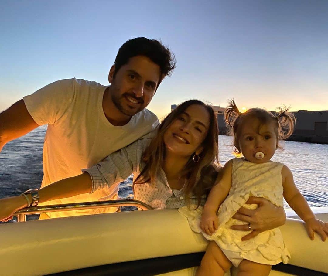 Claudia Leitteのインスタグラム：「A gente tenta fazer a foto de artista, pra postar no feed, quando se lembra, no meio da diversão. Nesse dia até os meus meninos se dispuseram a posar. O sol se punha lindaço no mar. Rs Mas, é o que temos no rolo de câmera e eu espero que te inspire de alguma forma. A vida não tá fácil, mas você também tem razões pra continuar lutando. Vale a pena! Por amor, sempre vale!」