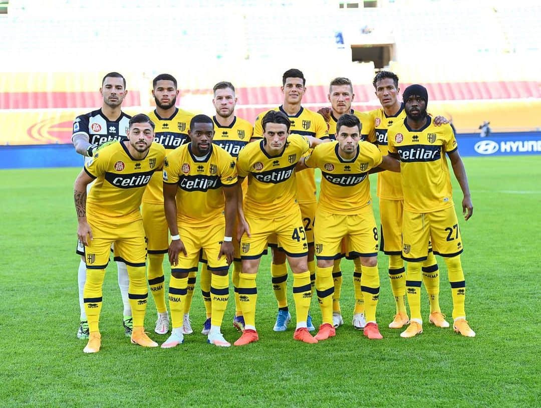 ジェルヴィーニョさんのインスタグラム写真 - (ジェルヴィーニョInstagram)「About yesterday game   _____________________________________ @parmacalcio1913 💛💙 @andreacantini.photos 📸 ______________________________________  #forzaparma  #parma  #roma  #seriea  #italia  #teamg27  #team225」11月24日 2時33分 - gervinhofficial