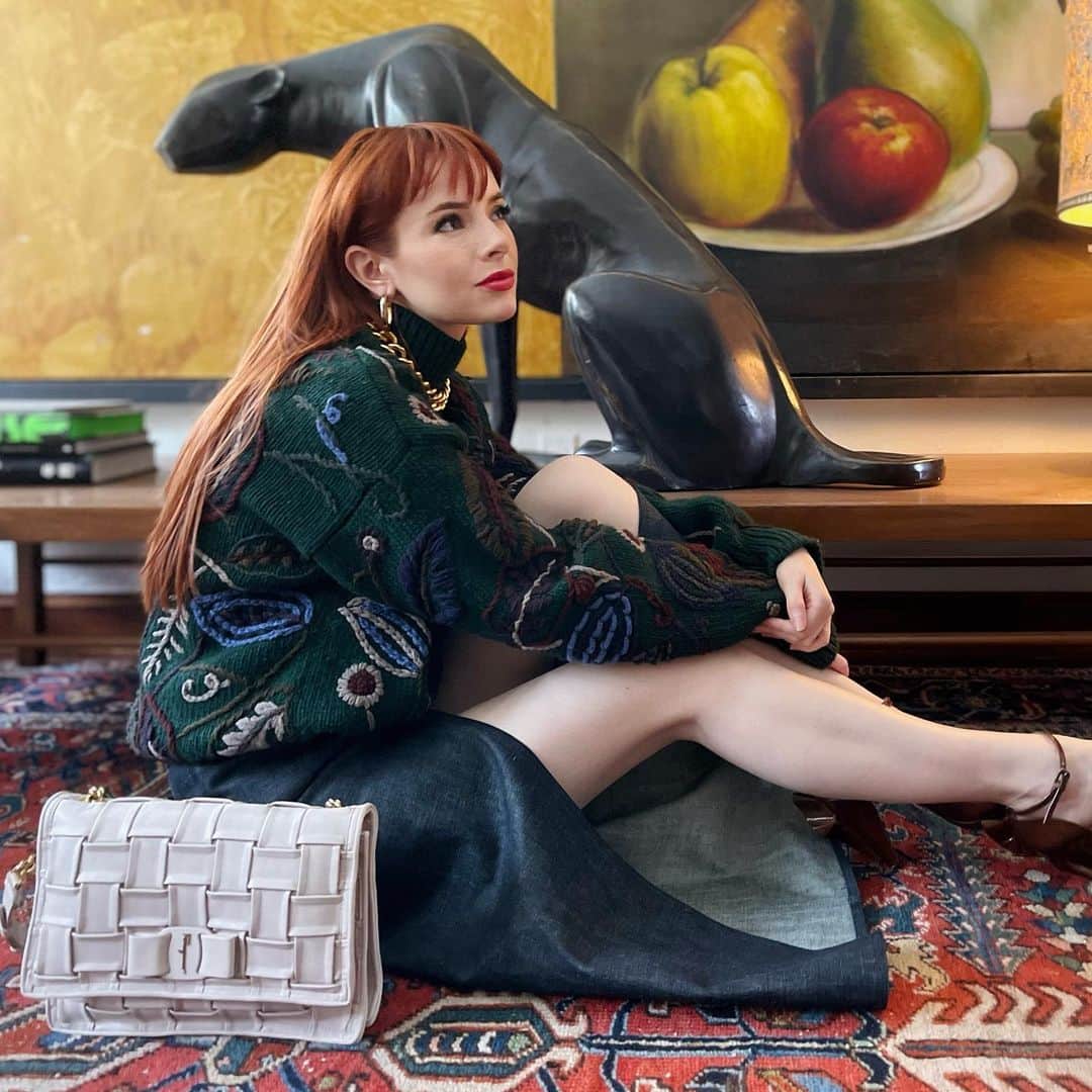 ジェーン・アルドリッジのインスタグラム：「Playing dress up in this look from @ferragamo’s fall 2020 collection is a dream come true 😍 I’m a big fan of what Paul Andrew has been creating at Ferragamo. In a cookie-cutter world, Paul Andrew is designing fashion that speaks to the individuality of his customers, leaving breathing room for their own intellect and character. It’s refreshing and genuinely chic. His vision in dialogue with the richly inventive history of the Ferragamo brand is something special to watch. 👏👏 felt very honored to wear this look and the gorgeous new #VivaBowBag ❤️」