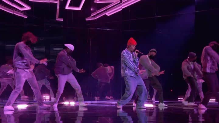 アメリカン・ブロードキャスティング・カンパニーのインスタグラム：「Loving those @justinbieber vocals. 😍 Performance presented by @TMobile #AMAsWithUs」
