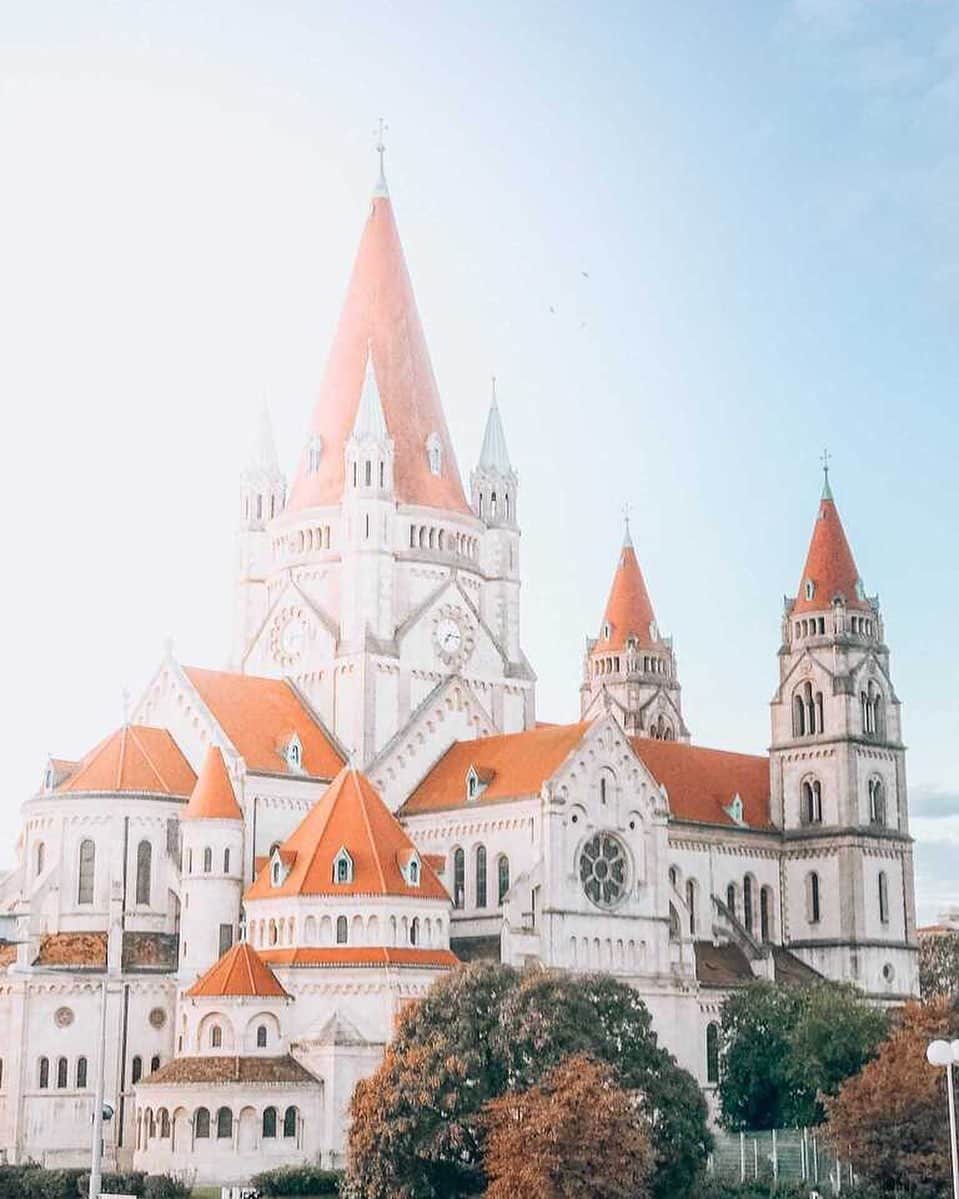 Lonely Planetのインスタグラム：「There's something about that early morning light that’s hard to replicate. 📷 via @marissa.anwar   #lonelyplanet #visitvienna」
