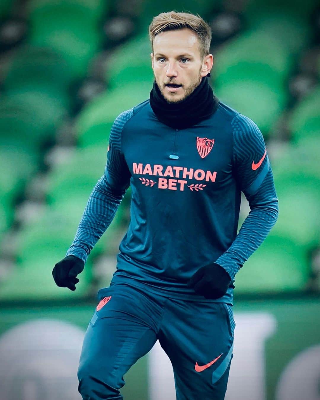 イヴァン・ラキティッチのインスタグラム：「🥶🙋🏼‍♂️#WeAreSevilla #IvanRakitic」