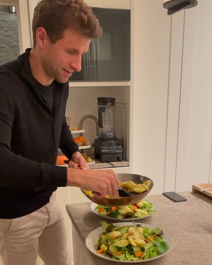 トーマス・ミュラーのインスタグラム：「Matchday -2 , eat this 🥒🥔🥑🍅 #putpowerin #gesundessen #schmecktüberragend #saladlover #kartoffelnsindeintopkohlehydrat #aufgehtspackmaswieder #daszubereitenhatsogarspassgemacht🥕」