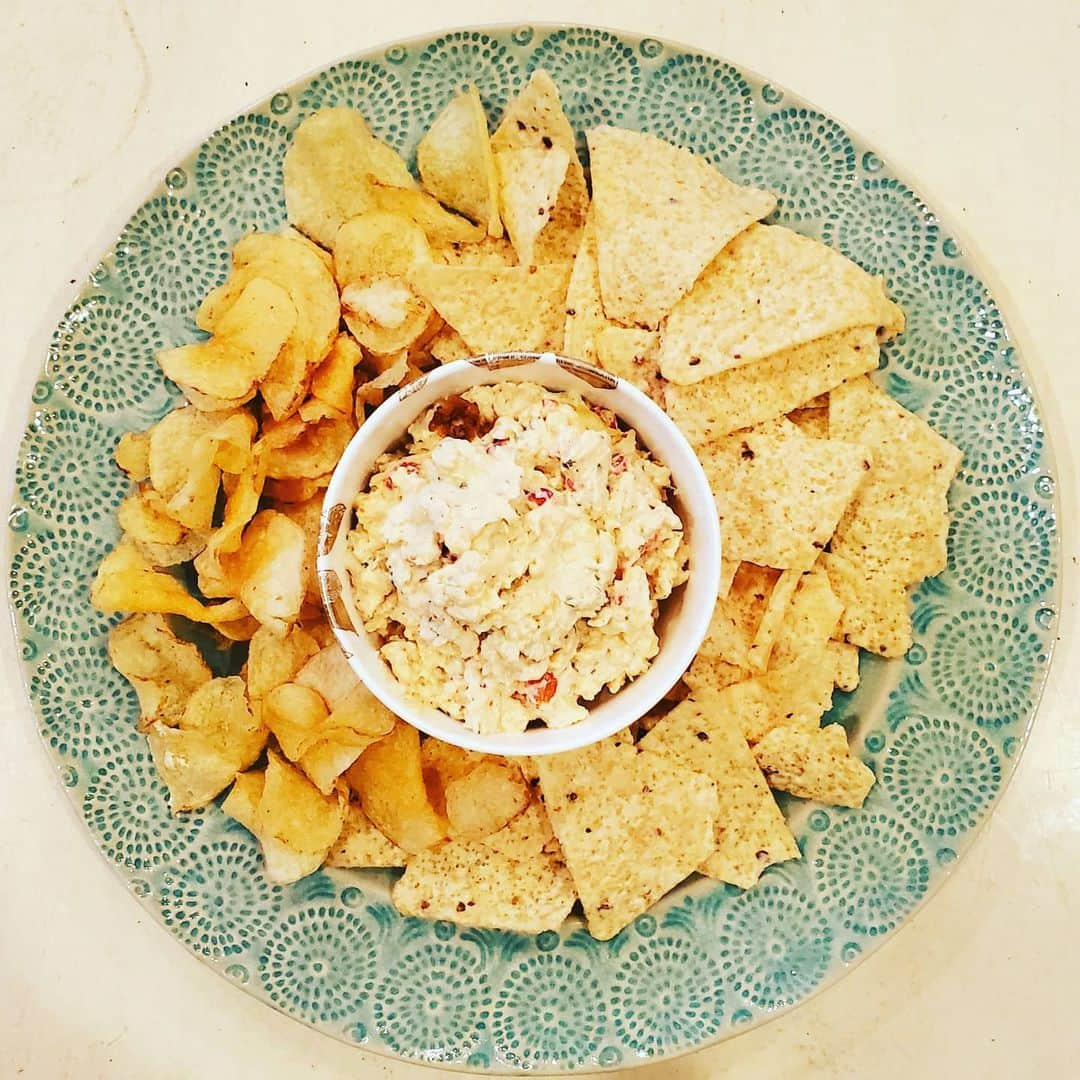 ガソリングラマーさんのインスタグラム写真 - (ガソリングラマーInstagram)「PLANT BASED PIMENTO CHEESE DIP + CHIPS #GASOLINEKITCHEN 🧀🌶🧅🌿🌽🥔 @kitehillfoods almond #chive #creamcheese  #pimentos @mountainroseherbs garlic powder black pepper  @doublebatcheese #almondcheese americana mozzarella  @miyokoscreamery #oatmilk #pepperjack #cheese #vegancheese  @vayoveganmayo #veganmayo #mayonnaise #mayo @tangochilesauce #hotsauce  @simpletruth4u organic white corn TORTILLA chips Potato chips #vegan #veganfood #whatveganseat #plantbased #vegetarian #VEGANGOOD #vegansofig #veganfoodie #foodie #plantbased #plantbasedfood #plantbasedfoodie @gasolineglamour #gasolineglamour  @gtfoitsvegan  #gtfoitsvegan @marketbox.sd  #marketboxsd #pimentocheese  #cheesedip #veganpimentocheese」11月24日 2時43分 - gasolineglamour