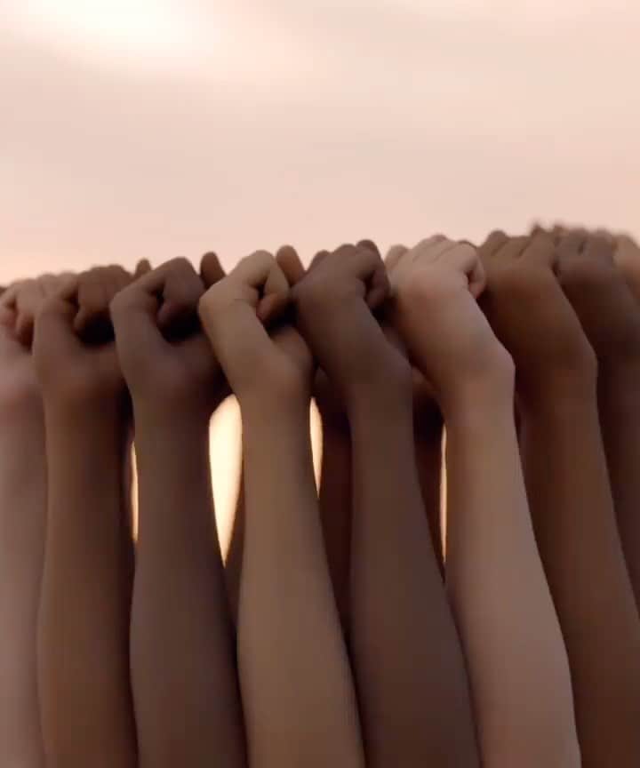 イーチ x アザーのインスタグラム：「Love Each Other. #dovneon」
