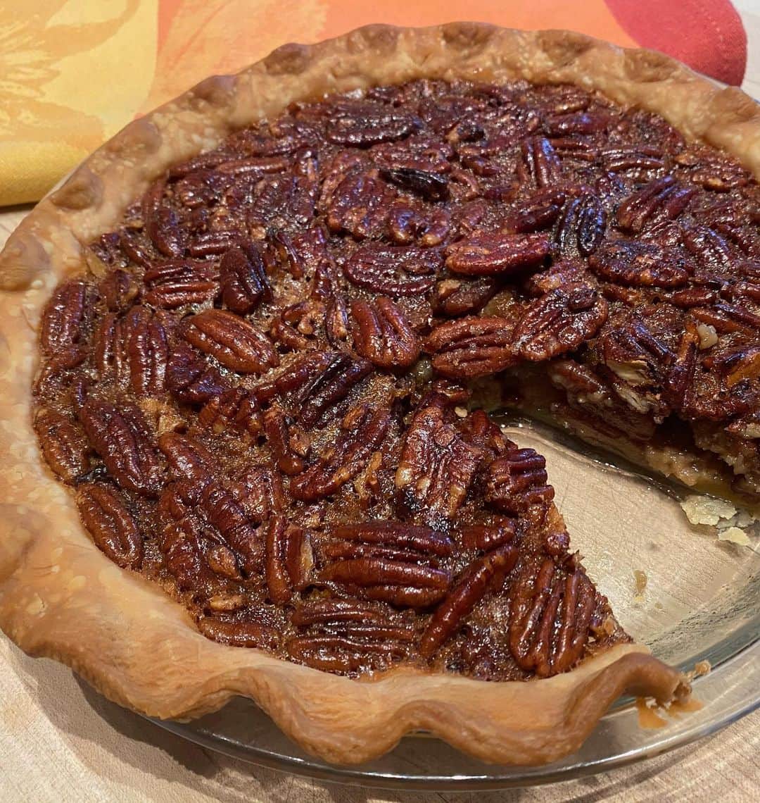 アイナ・ガーテンのインスタグラム：「I may be making a Micro Thanksgiving this year, but you can never have too much dessert! This Maple Pecan Pie is so good, no one will know that it took you 10 minutes to make! (Yes, a store-bought pie crust is just fine!) Recipe link in my profile. #microthanksgiving #foolproof #staysafe」