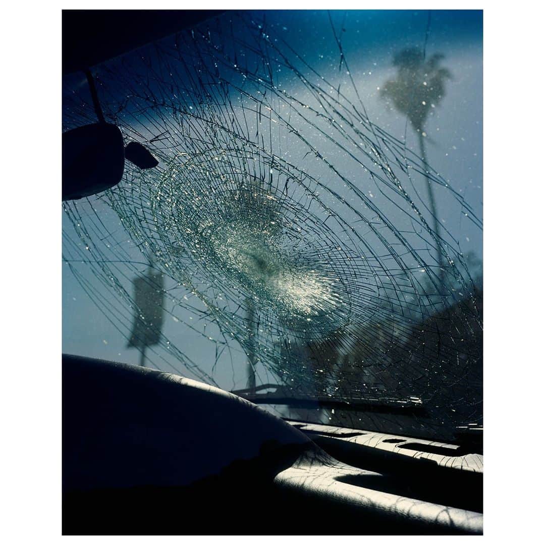 Magnum Photosさんのインスタグラム写真 - (Magnum PhotosInstagram)「This photograph is taken from the 2016 book ZZYZX, a blend of landscape photography and street portraits taken in and around Los Angeles.⁠ .⁠ Initially drawn to the city by “the light, the colours [and] the extremes”, Halpern wanted to focus on a location for his next body of material and chose LA because “it felt like it defied description.”⁠ .⁠ The photograph is now available as a poster as part of the first collection of Magnum Editions posters featuring contemporary works from 23 photographers. Collectively, the works demonstrate the diverse visual language of image-makers working both in traditional photojournalism and a more art-based practice.⁠ .⁠ Shop this image and browse the full collection at the link in bio.⁠ .⁠ PHOTO: From the project "ZZYZX". Los Angeles and vicinity. USA. 2008-2015. ⁠ .⁠ © @gregoryhalpern/#MagnumPhotos」11月24日 3時02分 - magnumphotos