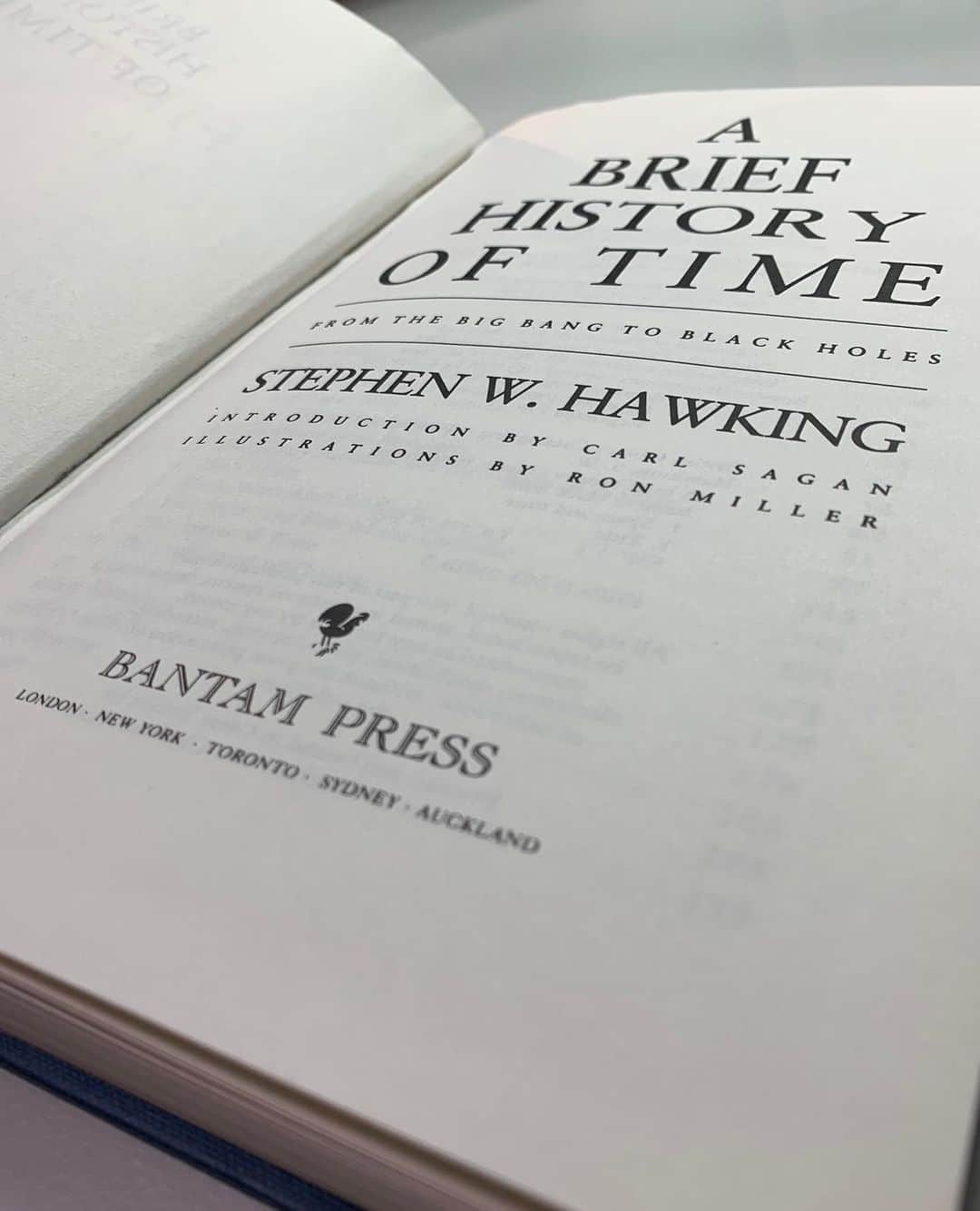 ブレモンさんのインスタグラム写真 - (ブレモンInstagram)「“We are just an advanced breed of monkeys on a minor planet of a very average star. But we can understand the Universe. That makes us something very special.”⁠⠀ ⁠⠀ Stephen Hawking wanted to publicise the progress physicists had made towards understanding the laws that govern our universe. In order to make his field accessible to all, he needed to simplify the subject. The final version included only one equation (Einstein’s theory of special relativity - E=mc2). Published in 1988, ‘A Brief History of Time’ enjoyed sensational sales, rapidly becoming a landmark publication.⁠⠀ ⁠⠀ The number 88 resonates with the watch itself; limited to 88 rose gold pieces, 88 white gold pieces, and 388 stainless steel pieces.⁠⠀ ⁠⠀ Tap to see the authentic pieces of Stephen's desk included in the watches.⁠⠀ ⁠⠀ #bremont #bremontwatches #stephenhawking #hawking #hawkingfoundation #nationalastronomyweek #astronomyweek #astronomyweek2020 #classicwatch #luxurywatch #vintage⁠」11月24日 2時54分 - bremontwatches