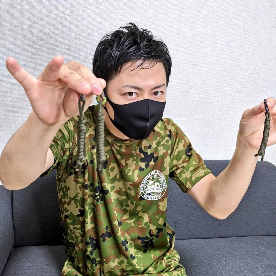 小野寺耕平のインスタグラム：「銃剣にぶら下がる棒結びのミニを作ってみた  #トッカグン #YouTube #キーホルダー的な #棒結び #撮影終わりにパシャリ」