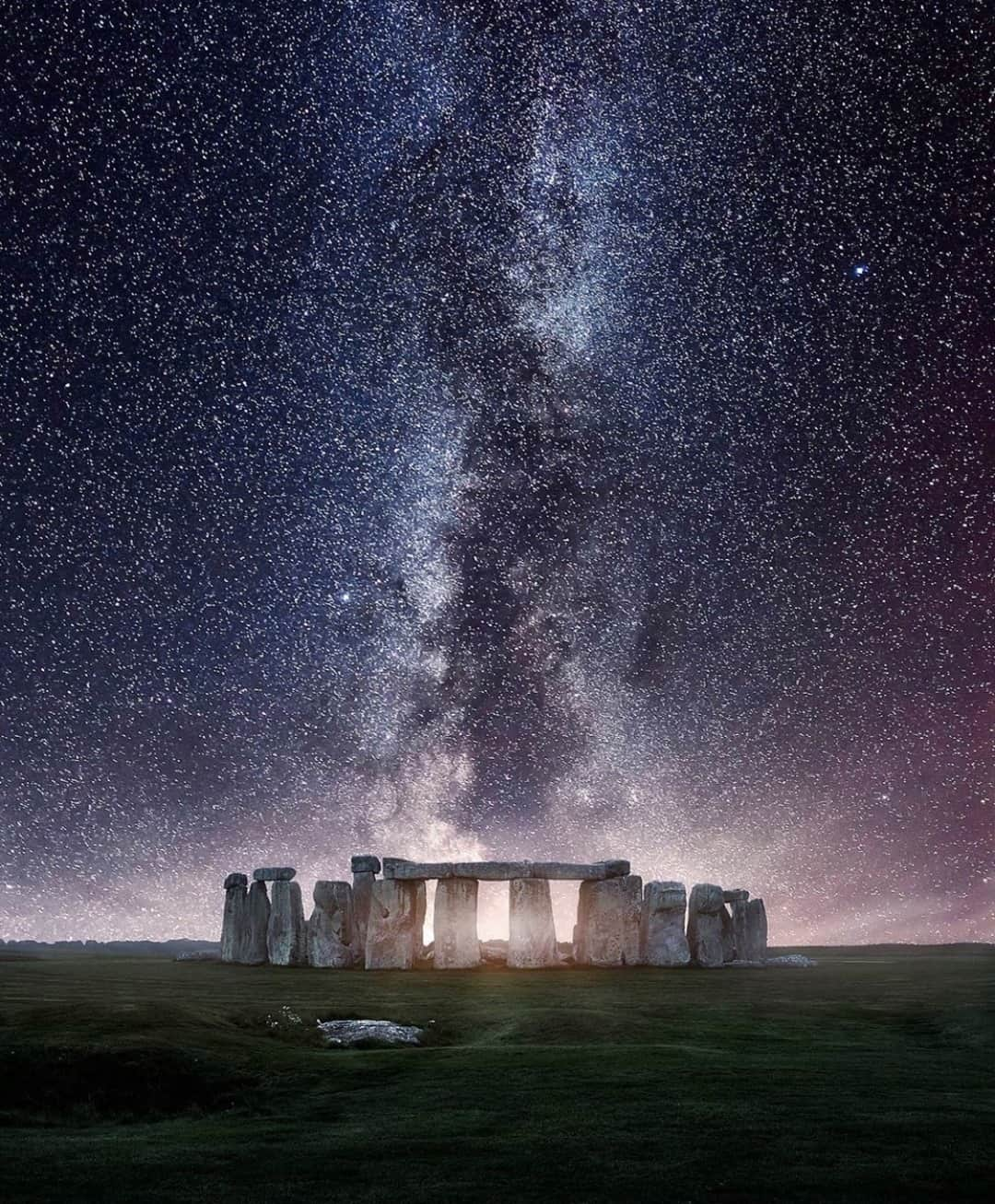 Earth Picsさんのインスタグラム写真 - (Earth PicsInstagram)「Starry night over the Stonehenge ✨ Have you ever visited? Photo by @madspeteriversen_photography」11月24日 3時01分 - earthpix