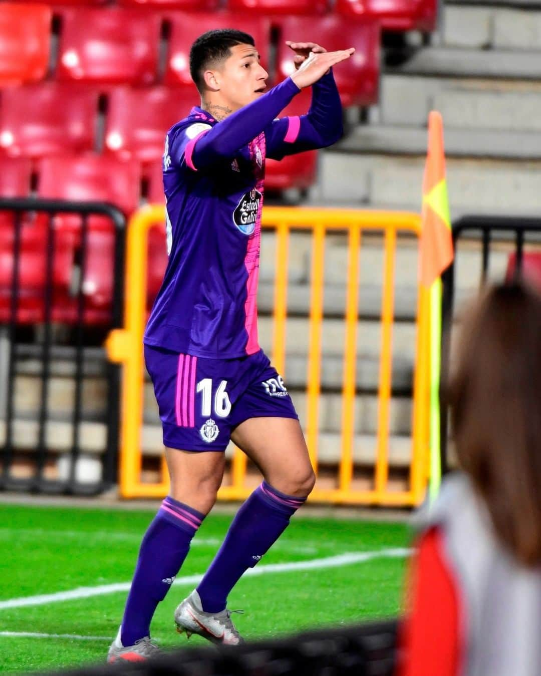 LFPさんのインスタグラム写真 - (LFPInstagram)「@marcosandre.22 ⚽💜  #Marcos #RealValladolid #LaLiga #LaLigaSantander #HayQueVivirla #YouHaveToLiveIt」11月24日 3時05分 - laliga