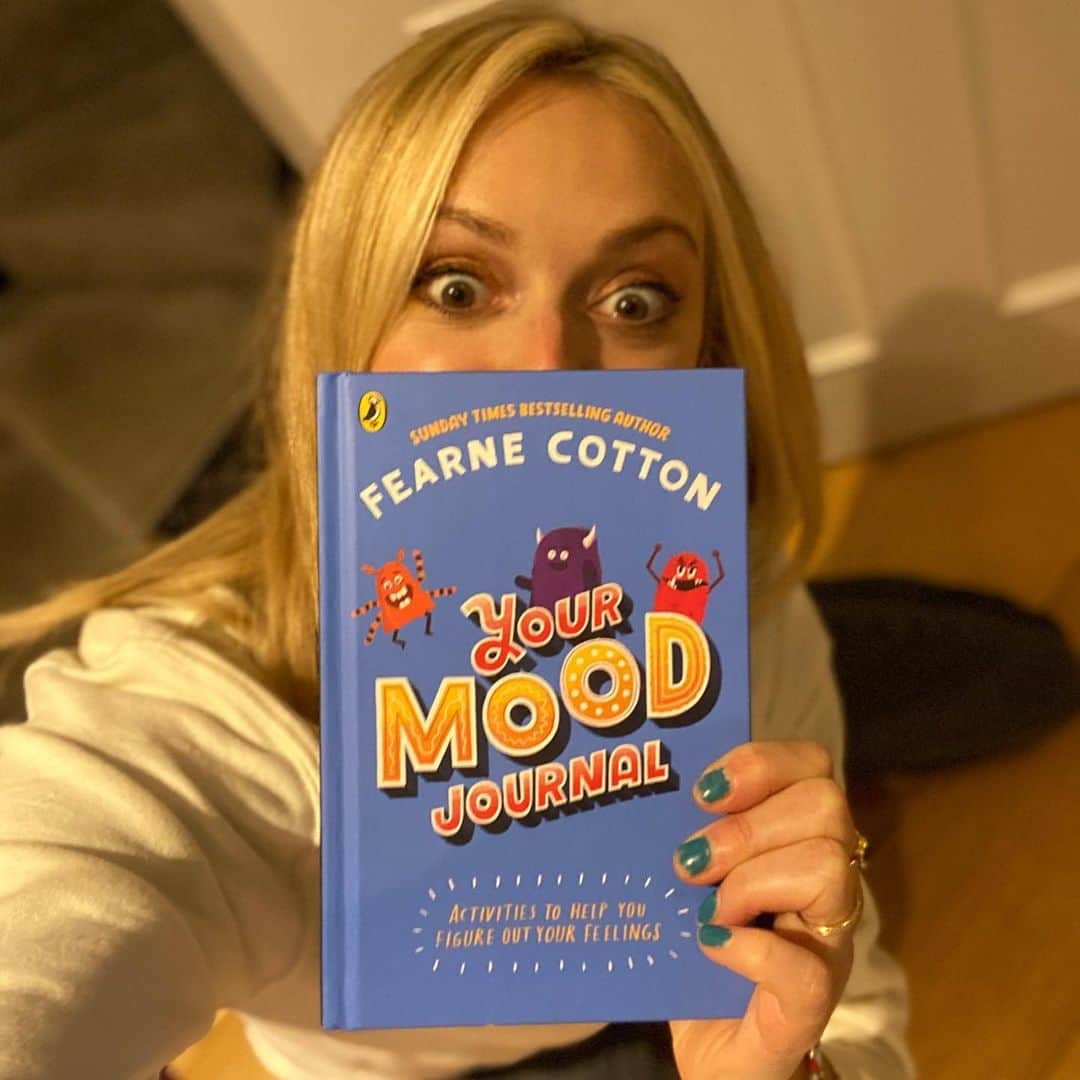 ファーン・コットンのインスタグラム：「Have you ever felt sad, happy, angry, lonely, worried, scared, excited? Or several of these moods all at once? 😀😡😞🥺😨🤩 Say hello to all of these moods in #YourMoodJournal, a brand new activity book to help children understand themselves and identify their emotions. This big book is complete with interactive exercises, practical tips and a customisable cover, with lots of space to write, draw and learn. It’s a little toolkit to hopefully help kids build confidence in communicating their feelings.  The book is aimed at 7+  Published this Thursday, link for more info in my bio x」