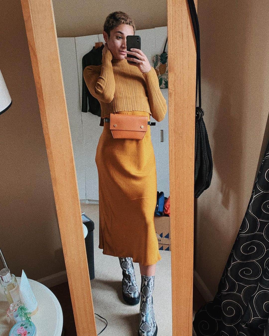 ジョディ・ウィリアムズのインスタグラム：「all dressed up with no where to go so I took photos of it and got back into my bed 🙂🤟🏽 but shoutout to the AllSaints sale for the fit」
