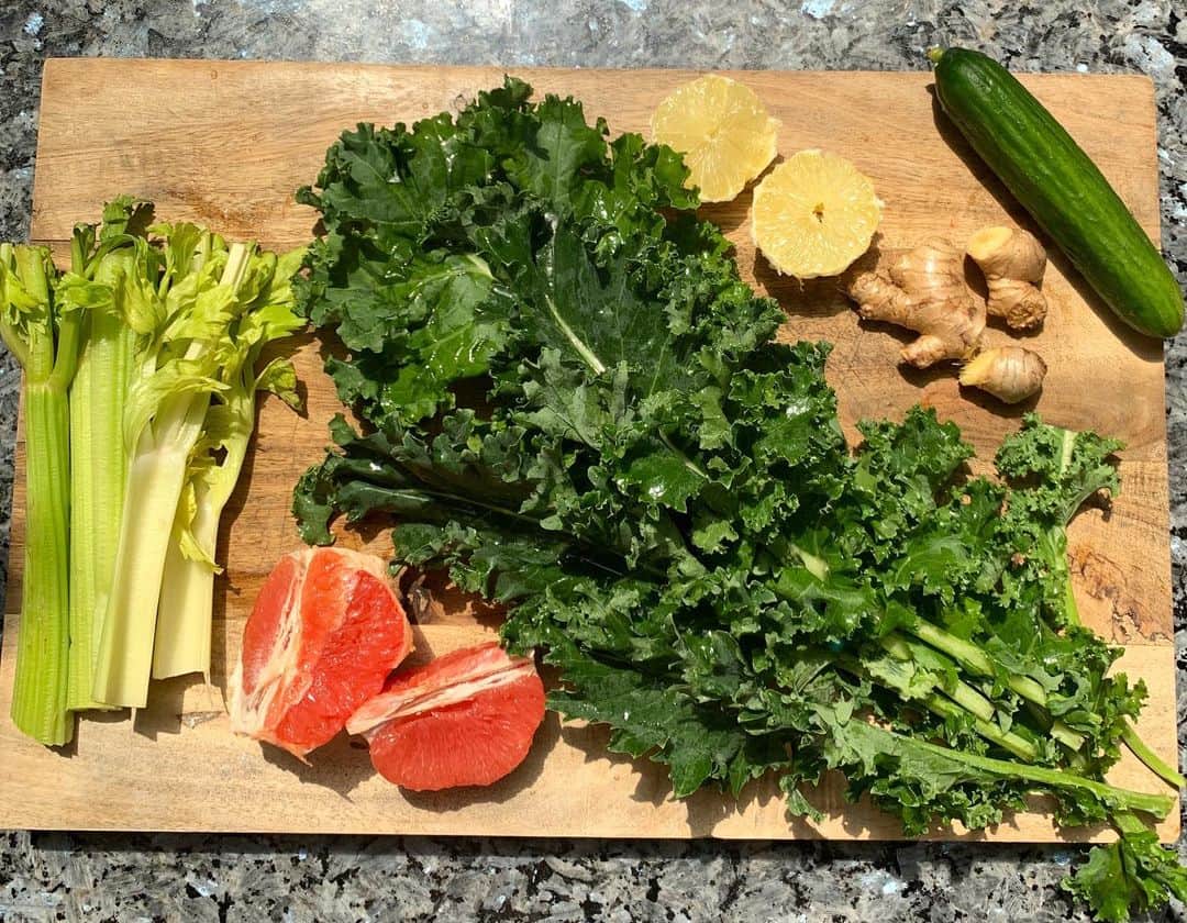Lana Zakocelaのインスタグラム：「It’s a funny thing about habits! You form them and then they form you! Fresh juice on Monday morning my morning routine ! ❤️」