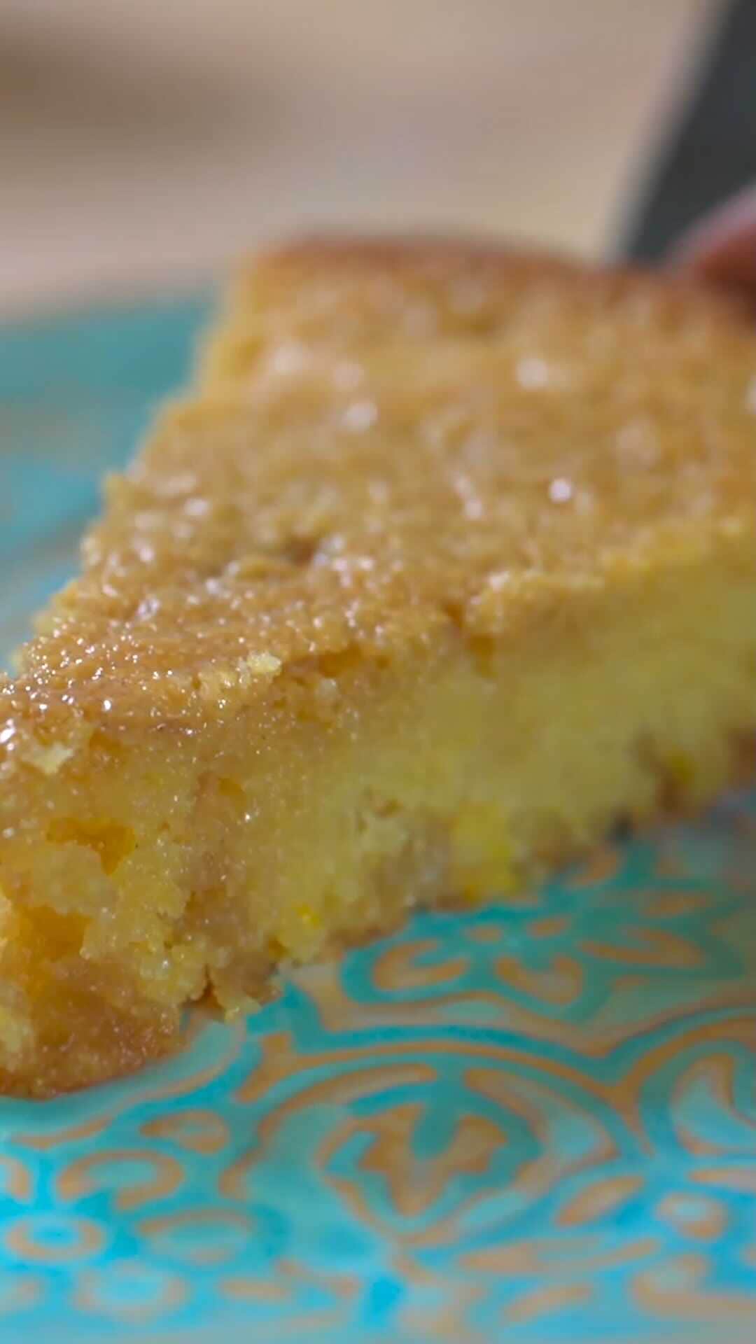 ケリスのインスタグラム：「Sharing my favorite cornbread recipe that is so easy to make, and is sure to be a crowd-pleaser! Instructions below!   For the cornbread —  1/4 cup (1/2 stick) unsalted butter, melted 1 cup all-purpose flour 1 cup cornmeal 1 teaspoon ground ginger 1 cup sugar  1 teaspoon baking powder 1 teaspoon baking soda 1 teaspoon kosher salt 1 cup whole milk 1 extra-large egg 2 heaping tablespoons mayonnaise 1/4 cup chopped candied ginger 1/2 cup fresh corn kernels   For the glaze —  1/4 cup unsalted butter, melted 2 tablespoons honey 1 pinch kosher salt  Steps —  1. Preheat the oven to 350 degrees Fahrenheit. Pour the melted butter into a 10-inch cast-iron skillet. Use a pastry brush or paper towel to grease the sides of the pan with the butter.  2. Reserve 1 tablespoon of the flour. In a large bowl, whisk together the remaining flour, the cornmeal, ground ginger, sugar, baking powder, baking soda, and salt. In a small bowl, whisk the milk, egg, and mayonnaise together, then pour the wet ingredients into the bowl with the dry ingredients. In a small bowl, toss the candied ginger with the reserved tablespoon of flour and toss to coat. Add the flour-coated ginger and any flour left in the bowl to the batter. Stir in the corn to evenly distribute.  3. Pour the batter into the prepared skillet and baked for 35-40 minutes or until a toothpick inserted into the center comes out clean. 4. Meanwhile, in a small bowl, whisk together the melted butter, honey, and salt to make the glaze. 5. When the cornbread is done, remove it from the oven and use a fork to poke holes all over the surface. Brush the glaze over the cornbread with a pastry brush. Best absorbed if you brush it on the cornbread hot out of the oven. Let the cornbread cool slightly. Cut into wedges and serve.」