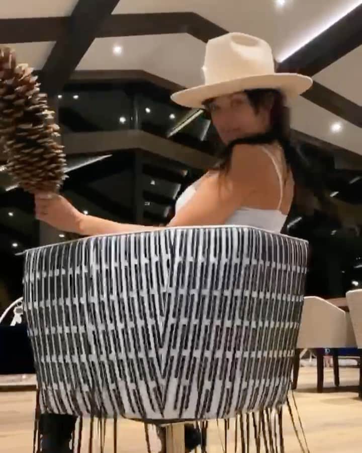 ジェシカ・ゾアのインスタグラム：「This chair has all the feels... and very fitting for our new Nashville pad :) #bohochic」