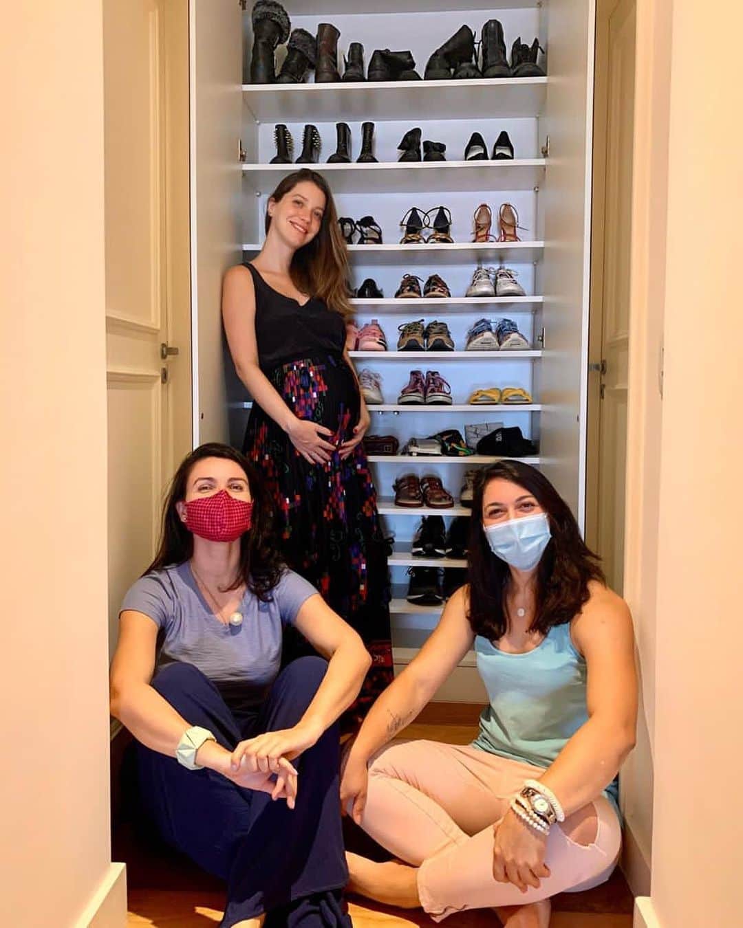 ナタリア・ディルのインスタグラム：「Imagens de paz passando no seu feed! Pra mim, não tem nada mais satisfatório do que as coisas organizadas e nos seus devidos lugares, neh? É pra deixar tudo assim, bem organizado eu tive a super ajuda da Lu e da Mari do @desmonta_. Elas me ajudaram desde processo da mudança, até a organização da casa nova e quartinho com as coisas da Eva! Amei tudo!」