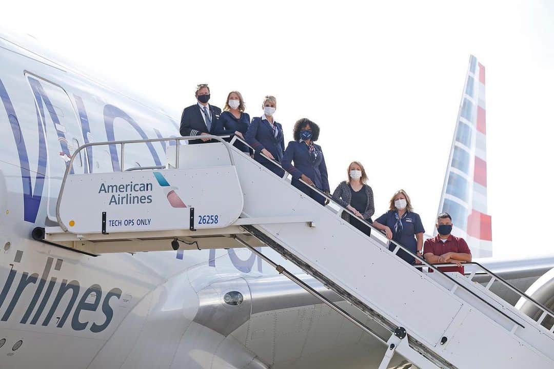 アメリカン航空のインスタグラム：「From takeoff to touchdown, learn how our team is taking care of 🏈 teams who travel with us every step of the way. Check out the story in our newsroom!」