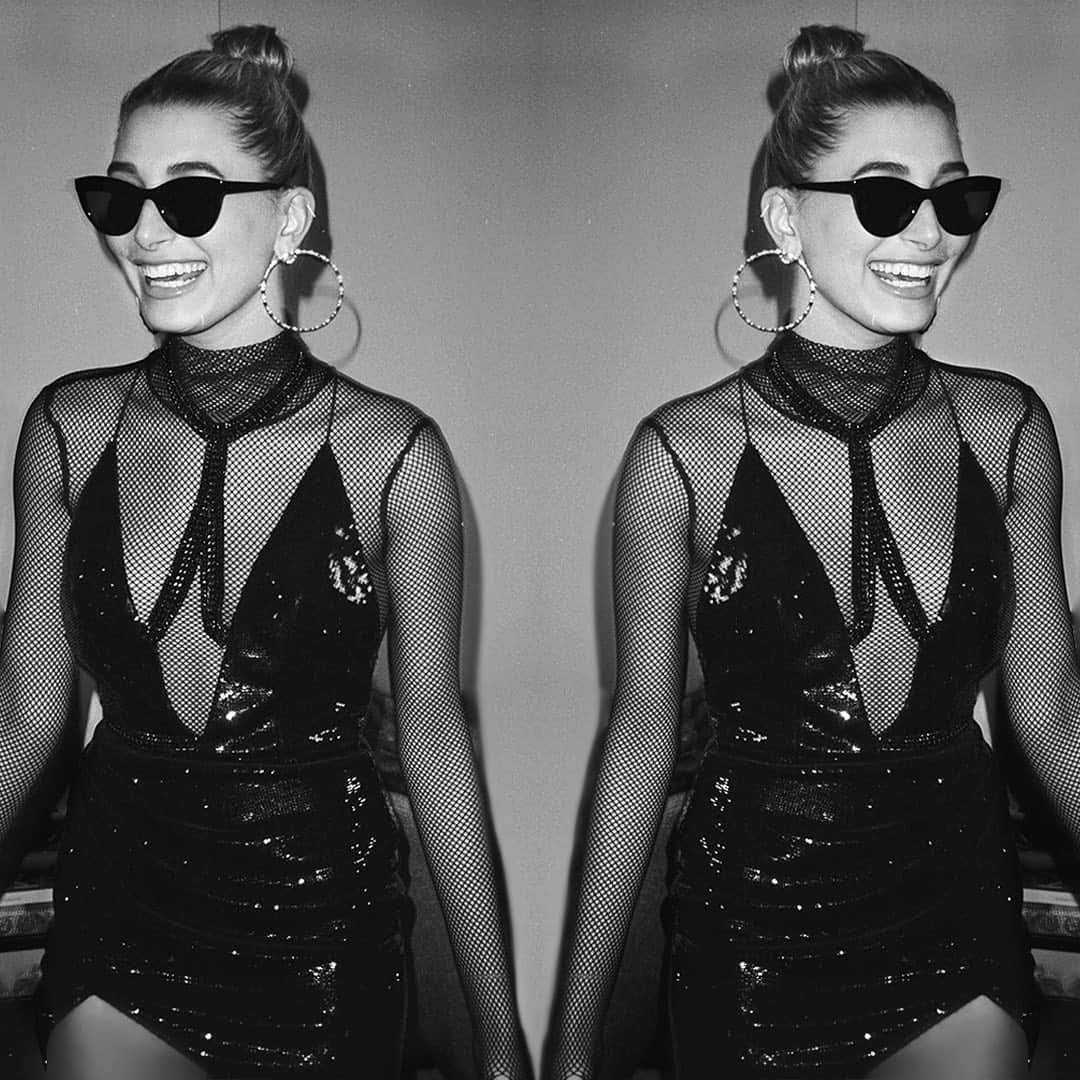 のインスタグラム：「Happy Birthday to the incredibly talented and effortlessly stunning @haileybieber! I hope you are having an amazing time with your loved ones and cannot wait to see you soon, hopefully on the catwalk! Love, Julien xx   @haileybieber pictured here wearing a #JULIENMACDONALD Mini Sequin Dress with a daring deep V neckline and choker detail.  Video at the SS17 catwalk alongside @julienmacdonald   Photo by the amazing @kendalljenner as they both attend the @FENDI New York Fashion Week party」
