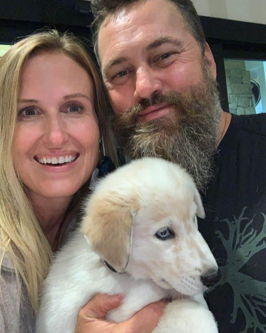 コリー・ロバートソンさんのインスタグラム写真 - (コリー・ロバートソンInstagram)「Meet the newest member of our fam 😍 #edward   Pics 1 & 2 @realwilliebosshog and I picking him up from the airport (we found him through a friend who was fostering him in another state) 🤗 (also I have no idea where I’m looking in this selfie pic, but it’s the memory, so posting anyway, ha!)  Pic 3 we surprised @willrob.jr for his birthday, it was so much fun! (he’s always wanted a big dog and this little guy is great pyrenese and husky mix, he’s going to be big!) 🎉  Pic 3 - his legs are getting so long and he sleeps everywhere so I feel like we have a middle schooler in the house again 😄  Pic 4 puppies and babies are the cutest! Edward and Shep learning a new skill together 😂」11月24日 3時21分 - bosshogswife