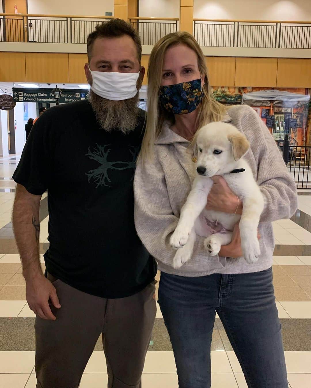 コリー・ロバートソンのインスタグラム：「Meet the newest member of our fam 😍 #edward   Pics 1 & 2 @realwilliebosshog and I picking him up from the airport (we found him through a friend who was fostering him in another state) 🤗 (also I have no idea where I’m looking in this selfie pic, but it’s the memory, so posting anyway, ha!)  Pic 3 we surprised @willrob.jr for his birthday, it was so much fun! (he’s always wanted a big dog and this little guy is great pyrenese and husky mix, he’s going to be big!) 🎉  Pic 3 - his legs are getting so long and he sleeps everywhere so I feel like we have a middle schooler in the house again 😄  Pic 4 puppies and babies are the cutest! Edward and Shep learning a new skill together 😂」