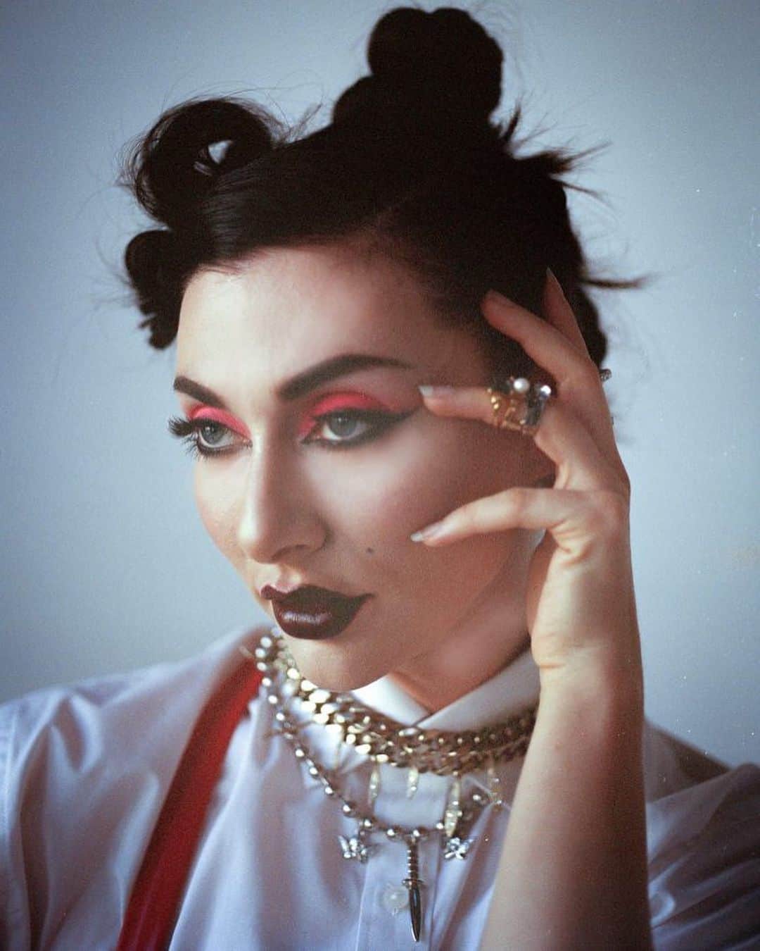 カーミンのインスタグラム：「this brave magazine @ladygunn asked “what do u stand for?” a question I prob couldn’t answer just a few years ago ♥️ continuously grateful for all I’ve learned and ready for more  creative team was not playing @kokontuen @pitch__please @styledbyphil @francieluxe @haileyadickeshair   @tuk_footwear w/ the iconic creepers」