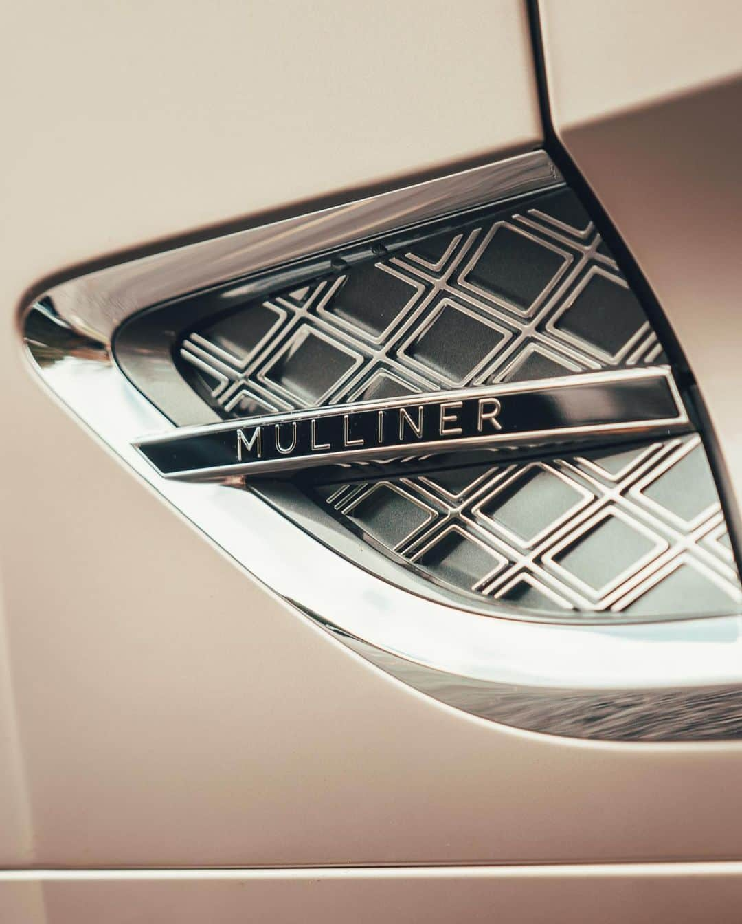 ベントレーさんのインスタグラム写真 - (ベントレーInstagram)「Upstage every route. The #ContinentalGT #Mulliner. _ #Bentley Continental GT V8 WLTP drive cycle: combined fuel consumption: 23.3 mpg (12.1 l/100 km), combined CO₂: 275 g/km」11月24日 3時30分 - bentleymotors