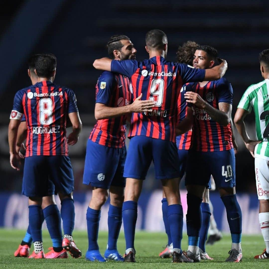 フランコ・ディ・サントさんのインスタグラム写真 - (フランコ・ディ・サントInstagram)「Estoy feliz de poder jugar mi primer partido oficial en San Lorenzo y cumplir el sueño de jugar en Argentina. Agradezco estar en un EQUIPO que le hace honor a esa palabra. No se trata de que tan buenos seamos individualmente, sino de lo fuertes que somos unidos; y de eso en esta banda sobra. 🙏💙⚽️❤️ #sanlorenzo #equipo #grupo #futbol」11月24日 3時32分 - disanto