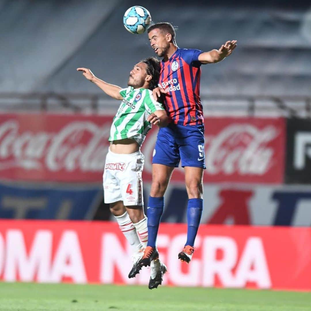 のインスタグラム：「Estoy feliz de poder jugar mi primer partido oficial en San Lorenzo y cumplir el sueño de jugar en Argentina. Agradezco estar en un EQUIPO que le hace honor a esa palabra. No se trata de que tan buenos seamos individualmente, sino de lo fuertes que somos unidos; y de eso en esta banda sobra. 🙏💙⚽️❤️ #sanlorenzo #equipo #grupo #futbol」