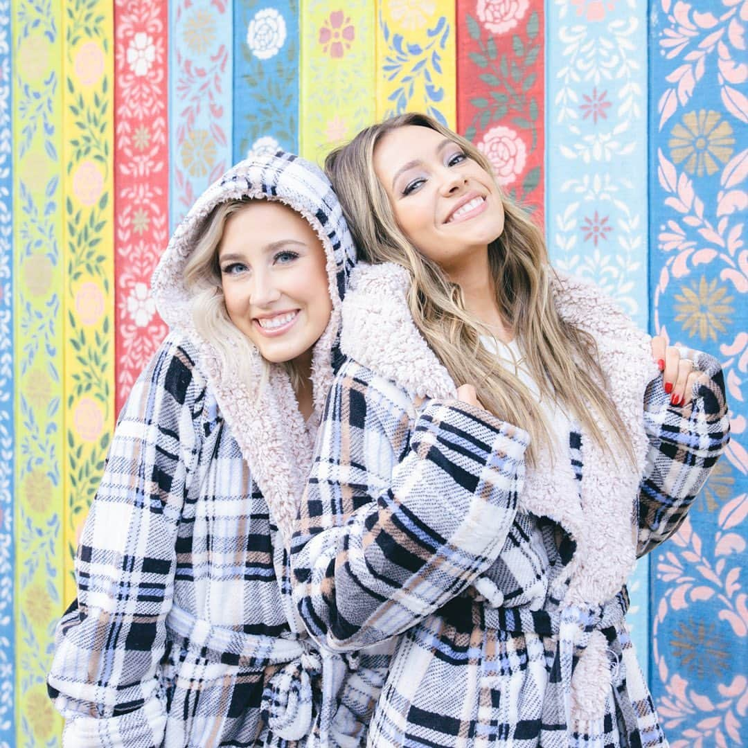 Maddie & Taeさんのインスタグラム写真 - (Maddie & TaeInstagram)「It’s Bright Friday time at @VeraBradley and we can’t get enough of their bright bags and cozy robes that make great gifts 🎁Right now everything is 30% off on verabradley.com, but they’re also giving away all of these goodies PLUS a signed copy of our #WeNeedChristmas album when you follow these two simple steps: 1.	Follow @verabradley 2.	Tag a friend in their post featuring this photo    Good luck and happy Bright Friday shopping! 🛍️ #ad」11月24日 3時33分 - maddieandtae