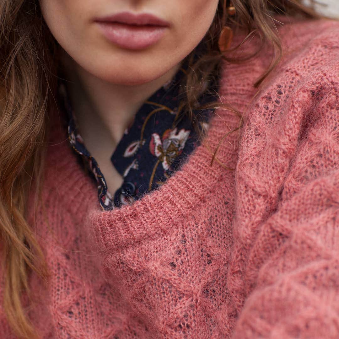 ベンシモンのインスタグラム：「{ Zoom sur } notre petit pull Elanie 💖  ​La pièce parfaite indispensable à notre dressing, à glisser sur nos jeans et chemises à l'infini !  ​Et bonne nouvelle notre petit pull en mohair existe en bleu marine, vert bouteille et rose pour matcher avec toutes vos envies 💭 ​🇬🇧 { Zoom on } our little Elanie jumper 💖  The perfect essential piece for our wardrobe, to slip over our jeans and shirts ad infinitum!  And good news our little mohair jumper Elanie is available in navy blue, bottle green and pink 💭 ​#bensimon #mood #mode #tennis #pull #mohair #fashion   ​」