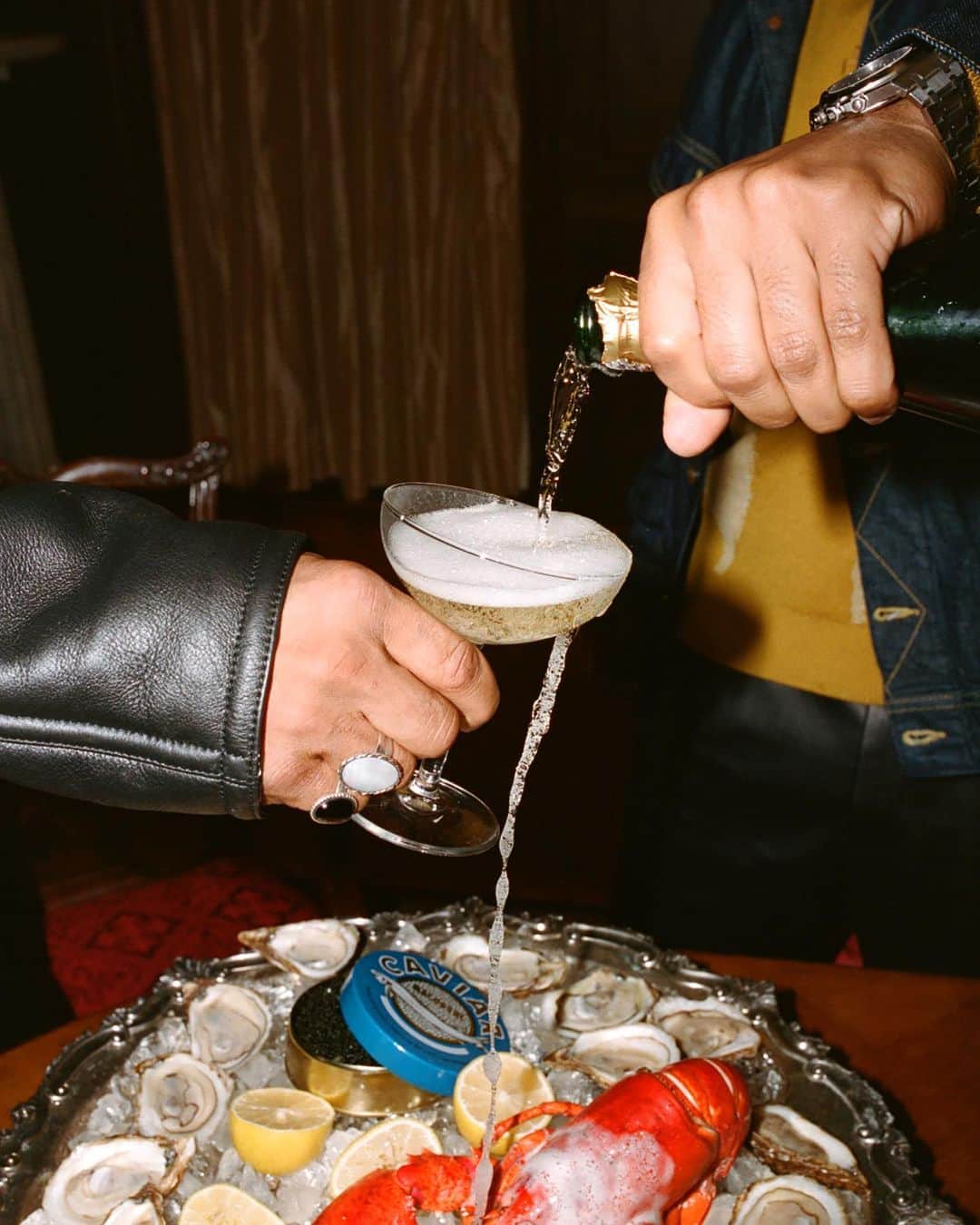 MR PORTERのインスタグラム：「Small celebrations needn’t skimp on joy. Whether you’re a champagne man, or prefer a warm apple cider with which to toast, make sure you take a moment to think about the things you’re thankful for – even if it’s felt like a pretty thankless year. The @ghettogastro guys show us how it’s done.」