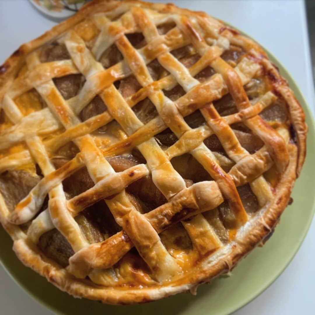 樋口真嗣さんのインスタグラム写真 - (樋口真嗣Instagram)「ラ・フランスのパイ2台目。 フィリングはレモンパイのやつにしました。  教訓。パイ皮はケチらず薄く。  #ラフランスタルト  #ラフランスのタルト  #ラフランスのパイ  #お菓子作り  #モジャメガネ焼き菓子部」11月24日 9時11分 - higuchishinji