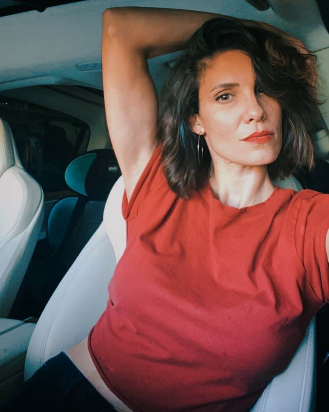 ダニエラ・ルーアのインスタグラム：「Sleeping cub, selfie sesh. 📸🍂📸🍂📸🍂📸🍂📸🍂📸🍂 Filhota a dormir, sessão de selfies. . #fallvibes #fallcolors #autono #carnap #sleepingkid #selfie #mama」