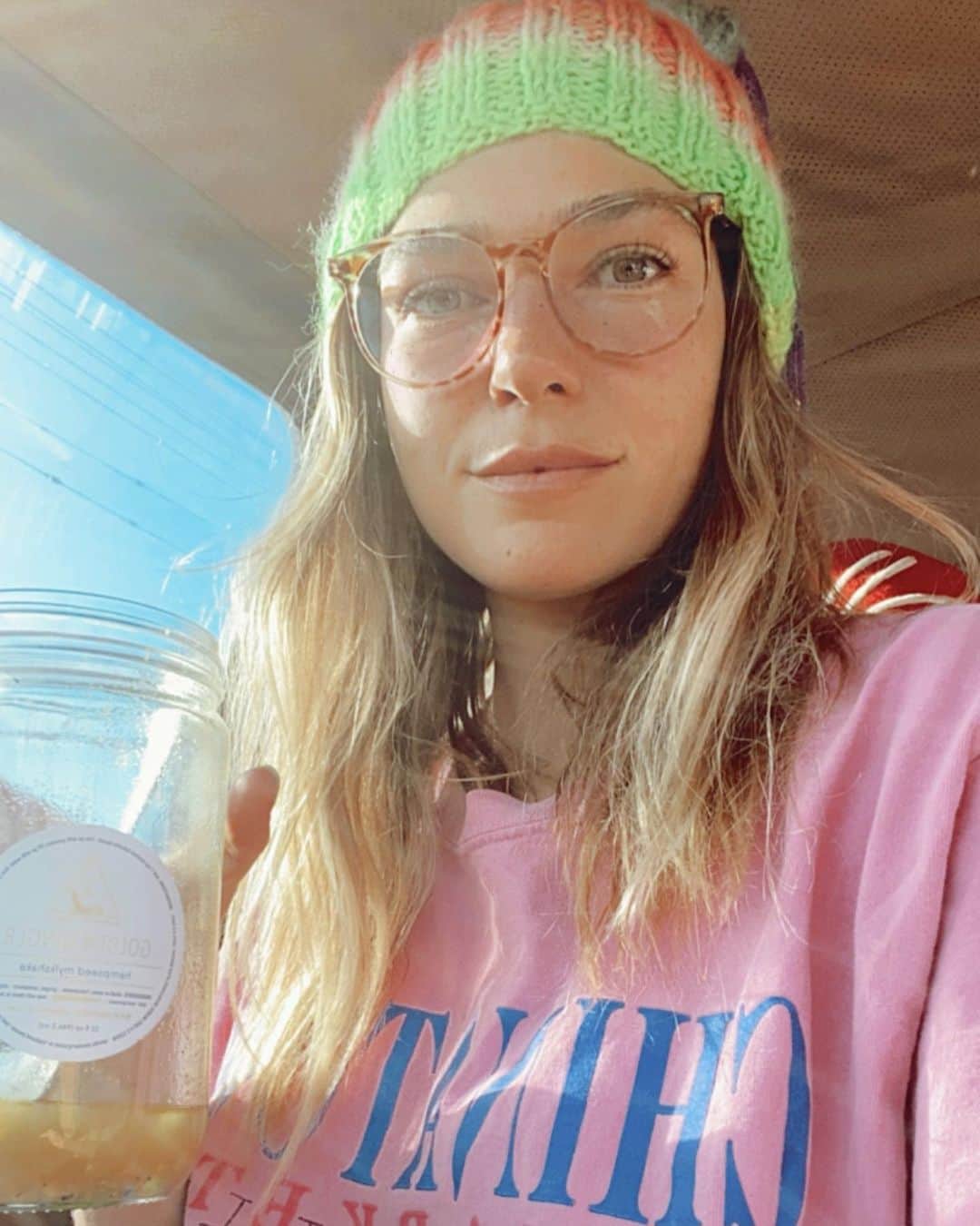 アシュリー・ハートのインスタグラム：「God, don’t we all just crave connection?!?  Connection to ourselves, others, the world.  To feel, feel fully alive, clear, connected to our experience.  It’s challenging to explain but lately I feel like I haven’t  been able to make clear decisions or show up for others the way I like to. I have been feeling less motivated with moving my body, working, and making efforts that normally don’t feel so hard.  I thought, man, I need a reset!!!  My first extreme response to that was ‘plant medicine’ which felt just like that, too extreme. I asked for a sign to help me find this way of connection and the reset I was yearning for. The @owlvenice ‘reset’ cleanse popped up in my feed, and golly, I didn’t know our phones were listening to our internal prays ha!  I packed up the cooler with my 4 day cleanse, 8 jars of broths and nutrient dense mylkshakes, and hit the road with my love.  It honestly was easy, I never felt hungry and it was simple to heat up, portion out, and delicious to drink. It did bring things to the surface that I was avoiding feeling, the things blocking the clarity I craved. These feelings were not as easy to be with, however the nourishing qualities of the cleanse allowed me to approach these feelings with soft, subtle kindness.  It was the most nourishing reset, the exact healing I needed. I can feel fully again, my mind feels clear and on this beautiful Monday morning I’m inspired to dive back into life, wholehearted and connected. @owlvenice thank you for this beautiful medicine. Highly recommend!!!!」