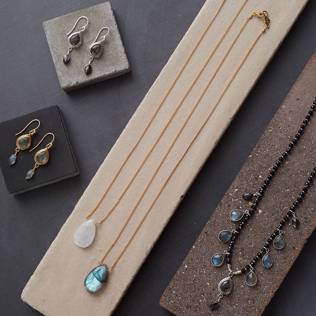 チャンルーのインスタグラム：「Light up the room ✨Sparkling pendants crafted from luminous semi-precious stones will brighten up any outfit.」
