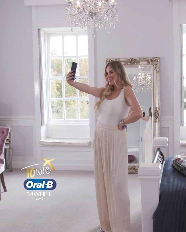 ジョージア・コウソウロウのインスタグラム：「Anyone else like to squat while you brush your teeth??😂 @oralb_uk #3DWhiteLuxe #TOWIE #AD」