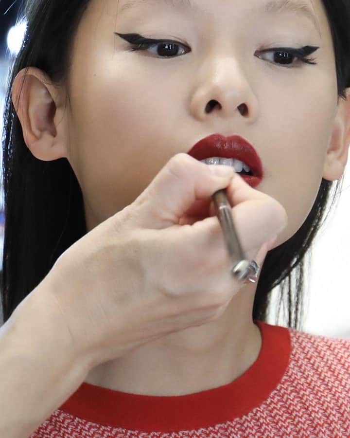 MAKE UP FOR EVER OFFICIALさんのインスタグラム写真 - (MAKE UP FOR EVER OFFICIALInstagram)「HOT FROM THE ACADEMY! – Lanvin SS21 Backstage⁣ ⁣ Our students from @makeupforeveracademy in Shanghai took over @lanvinofficial SS21 show in Shanghai and created sleek looks for the runway!⁣ _⁣ ⁣ #LanvinYUGARDEN⁣ #Shanghaifashionweek⁣ #makeupforeveracademy⁣ #makeupforever」11月24日 4時01分 - makeupforever