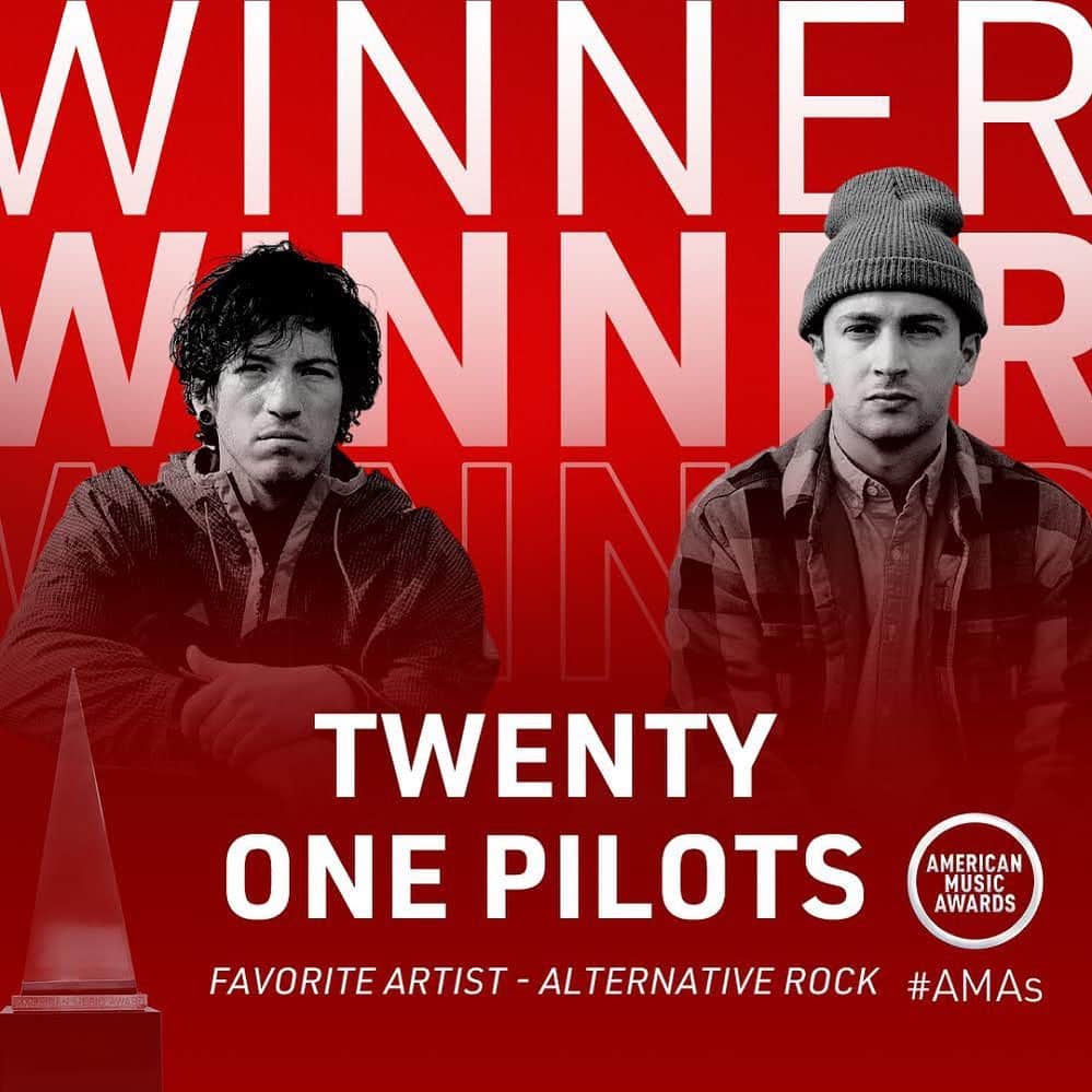 Fueled By Ramenさんのインスタグラム写真 - (Fueled By RamenInstagram)「Congratulations to @twentyonepilots for their win in the ‘Favorite Artist - Alternative Rock’ category at the #AMAs!」11月24日 4時01分 - fueledby