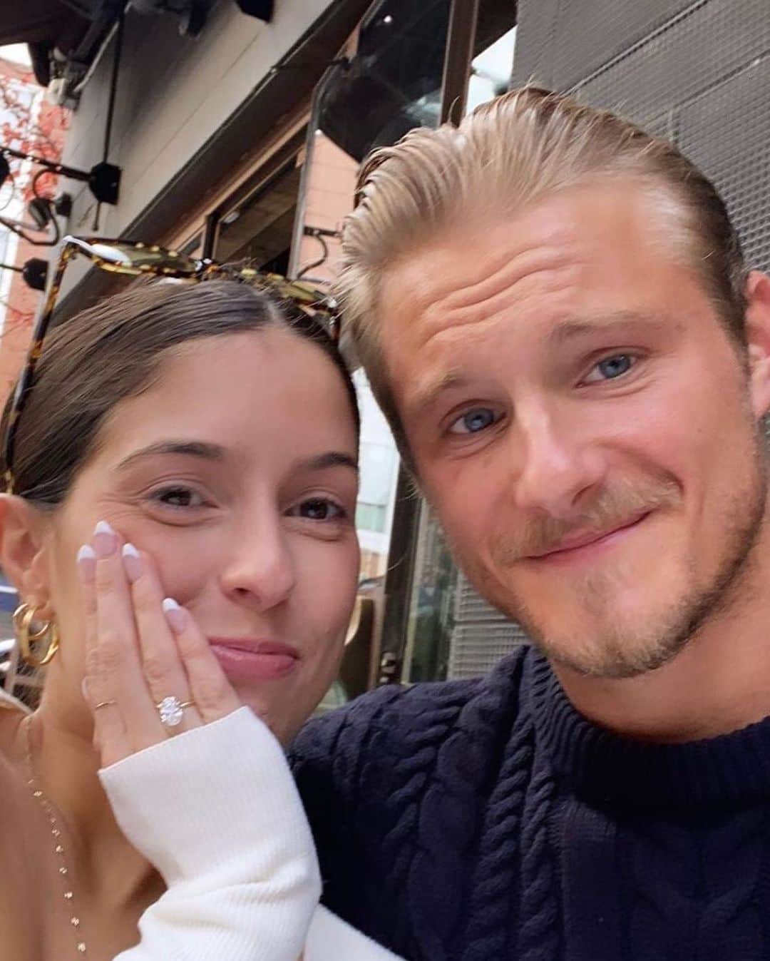 E! Onlineさんのインスタグラム写真 - (E! OnlineInstagram)「We can't believe our crush from The #HungerGames is all grown up and engaged! Congratulations to Alexander Ludwig aka Cato and his new fiance. ❤️(📷: Getty/ Instagram)」11月24日 4時02分 - enews