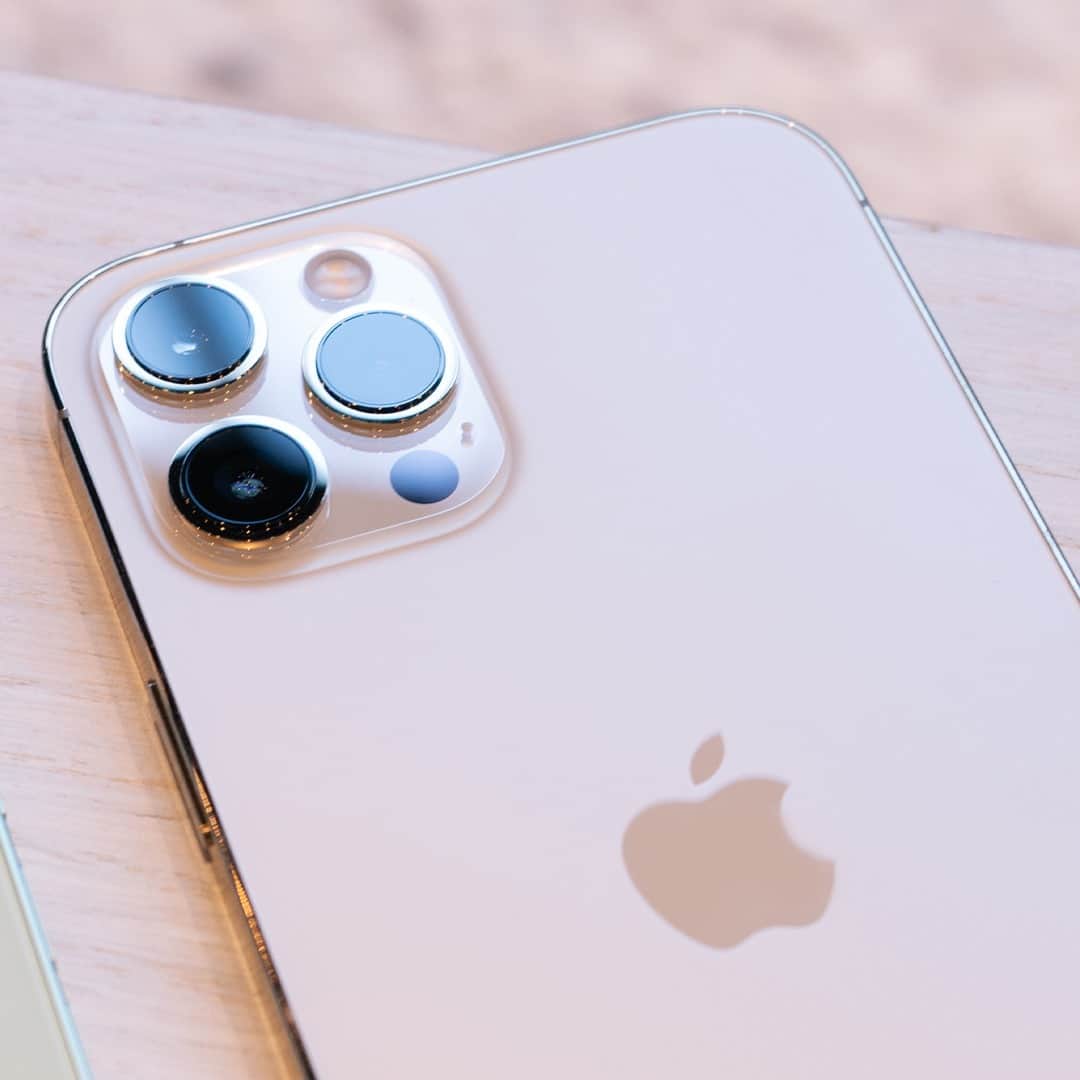 HYPEBEASTさんのインスタグラム写真 - (HYPEBEASTInstagram)「#hypebeasttech: Here's what makes @apple's iPhone 12 Pro Max Camera so good. @ifixit recently showcased the inner workings of the camera unpacking the different functions from Night Mode, image stabilization to the LiDAR technology. Click the link in bio for the full video.⁠ Photo: Nick Llanton/HYPEBEAST」11月24日 4時05分 - hypebeast