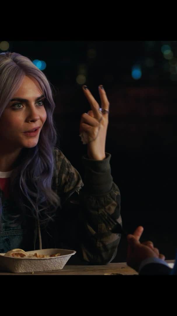 カーラ・デルヴィーニュのインスタグラム：「Live and love in the moment. I’m so excited that my new film @lifeinayearmovie with @c.syresmith by @mitjaokorn is out THIS FRIDAY 11/27 on @amazonprimevideo !! I can’t wait for you to see it! #lifeinayear」